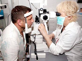 На приеме у врача в офтальмологической кли Доктор глаз